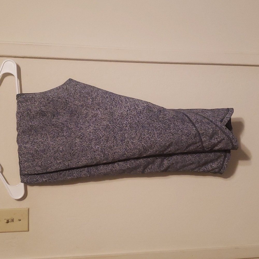 Lululemon Capri leggings, grey pattern size 6